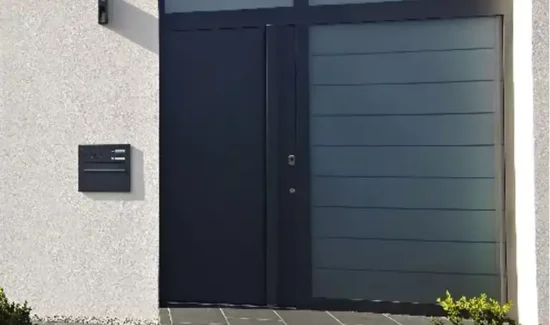 Dunkle Aluminium-Haustür mit Seitenfenster von Jäckle Fensterbau.