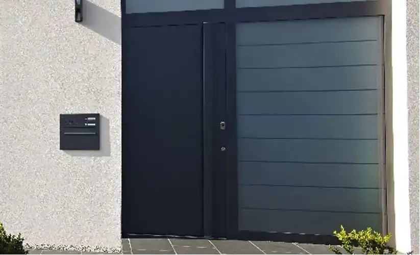 Dunkle Aluminium-Haustür mit Seitenfenster von Jäckle Fensterbau.