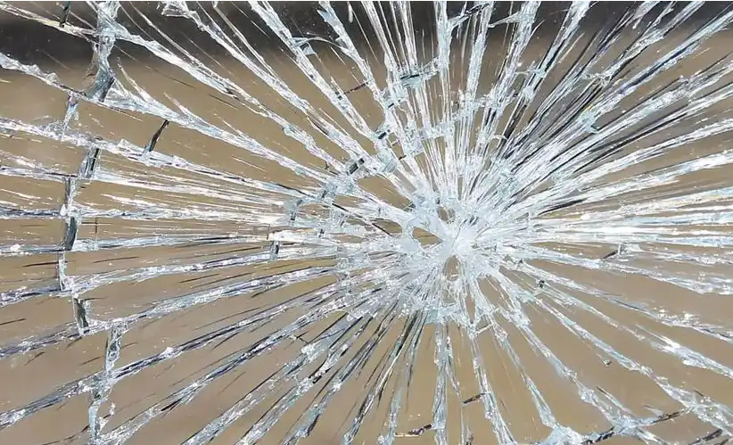 Nahaufnahme einer gesprungenen Glasscheibe.
